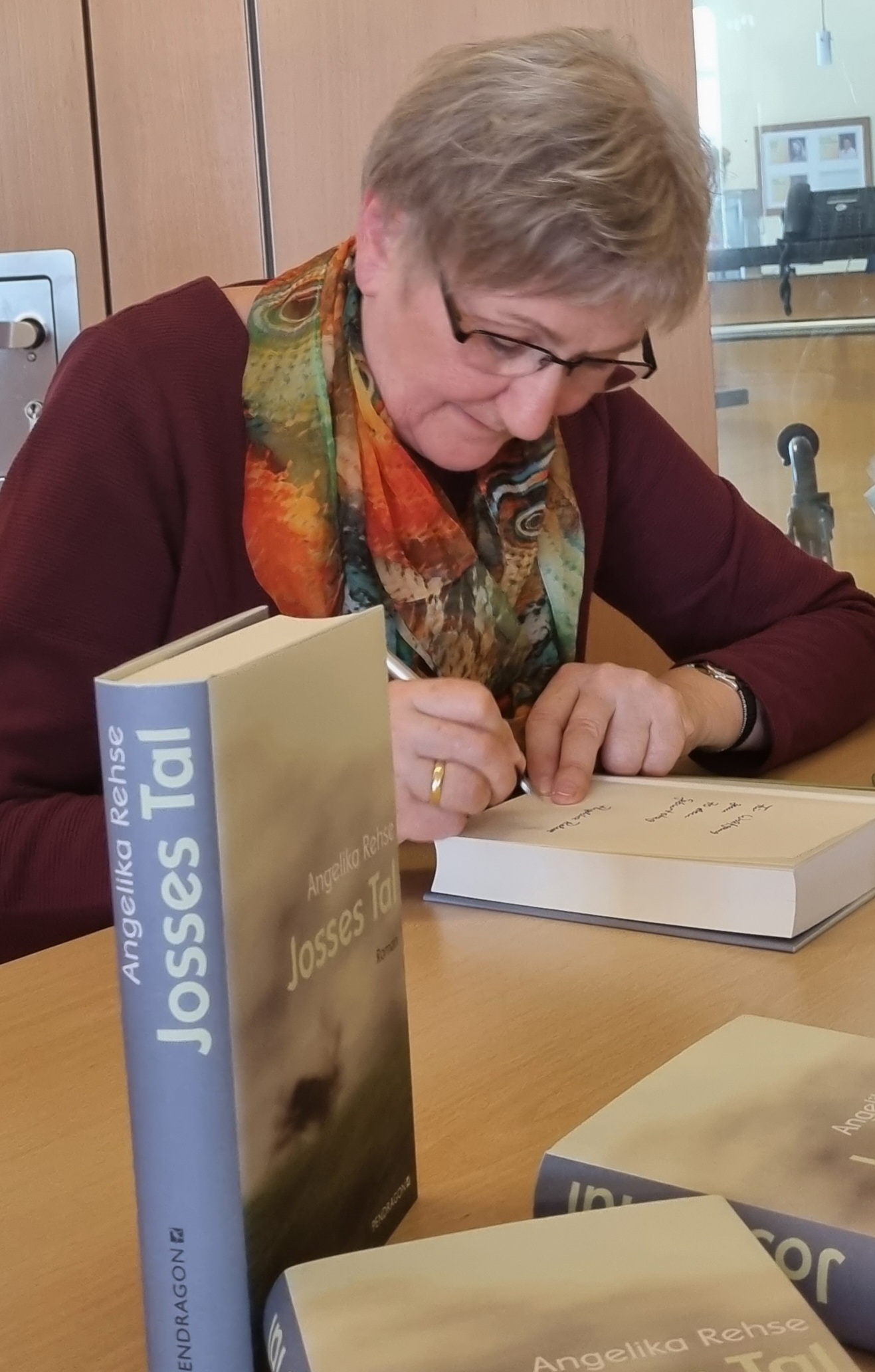 Angelika Rehse beim Signieren ihres Buches